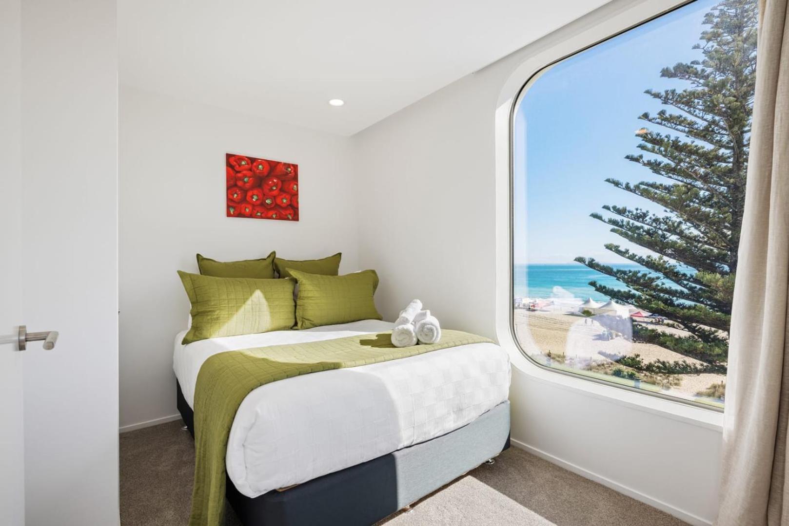 Apartamento Oceanside Bliss - Absolute Beachfront - Uninterrupted Ocean Views With Pool Mount Maunganui Exterior foto