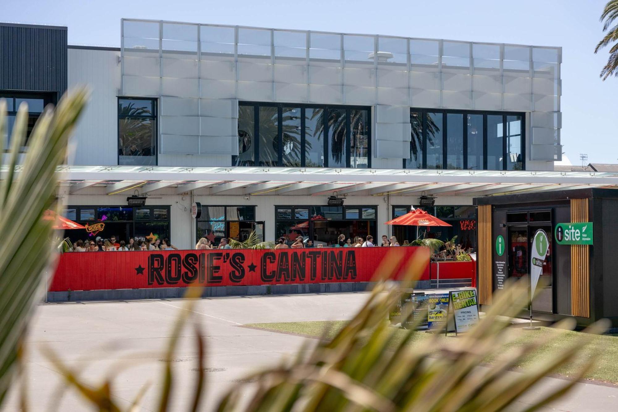 Apartamento Oceanside Bliss - Absolute Beachfront - Uninterrupted Ocean Views With Pool Mount Maunganui Exterior foto